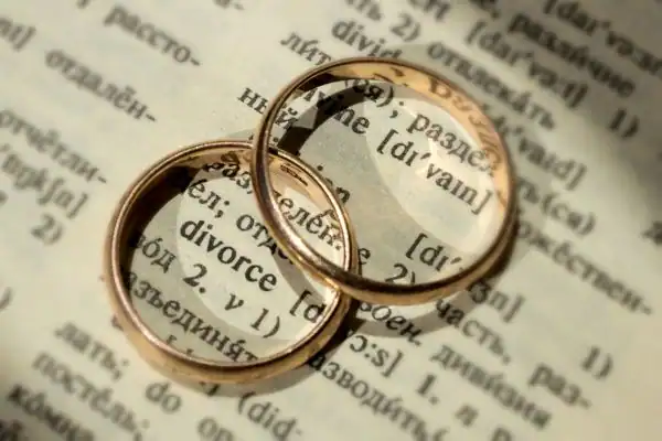 Image of rings removed before divorce mediation Havant